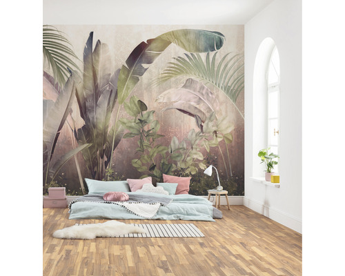 Chambre avec papier peint photo avec motifs de plantes, lit et plancher en bois