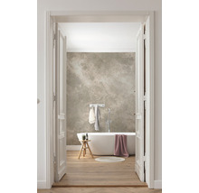 Badezimmeransicht durch eine offene Tür mit freistehender Badewanne, Hocker und Holzboden
