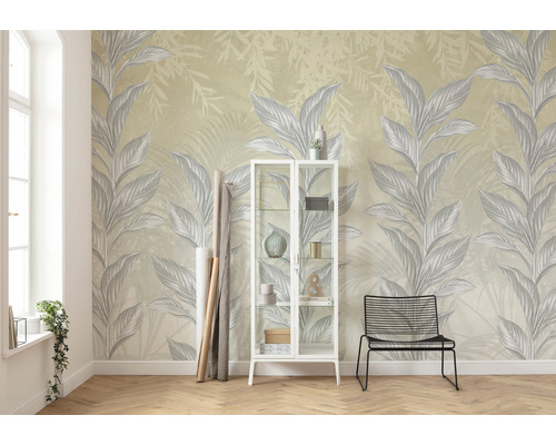 Pièce lumineuse avec papier peint à motifs floraux, une vitrine blanche et une chaise noire