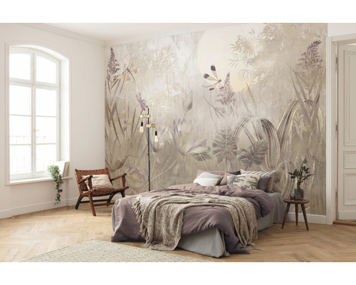 Vue d''une chambre lumineuse avec un papier peint photo à motifs végétaux