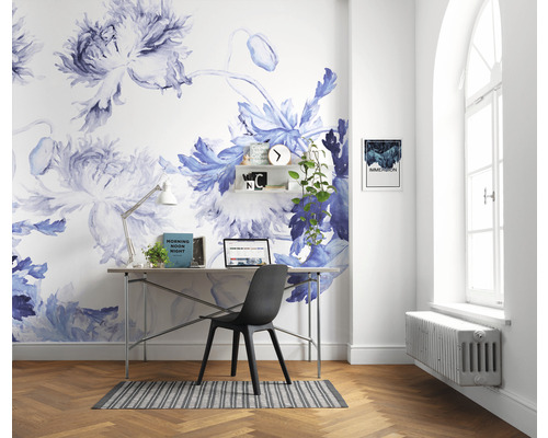 Arbeitszimmer mit blumiger Fototapete, Schreibtisch und Stuhl