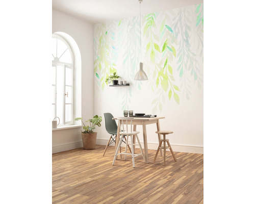 Heller Essbereich mit Holzboden, Esstisch, Stühlen und Wandtapete mit Blättermotiv