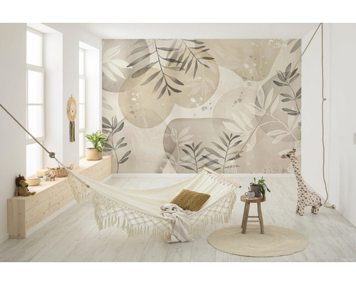 Pièce lumineuse avec fresque murale, hamac et éléments décoratifs