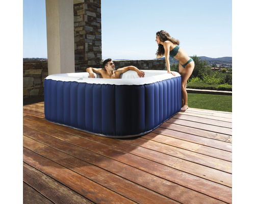 Aufblasbarer Whirlpool auf Holzterrasse mit zwei Personen