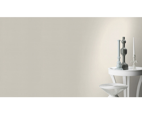 Dekorative Gegenstände auf einem Tisch vor einer Wand