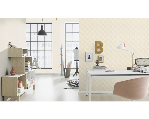 Heller Raum mit modernem Design: Regalsystem, Schreibtisch und gemusterte Tapete.