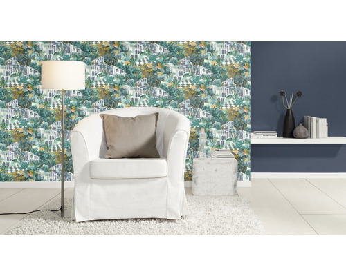 Wohnraum mit gemusterter Tapete, Sessel und Stehlampe