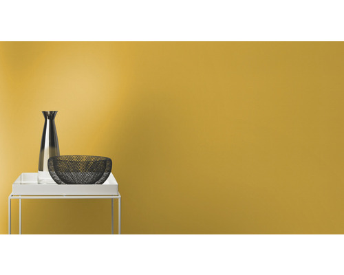 Bouteille décorative et panier en métal sur une table