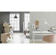 Heller Arbeitsbereich mit Schreibtisch, Stuhl, Regalen und Dekorationsgegenständen vor einem Fenster