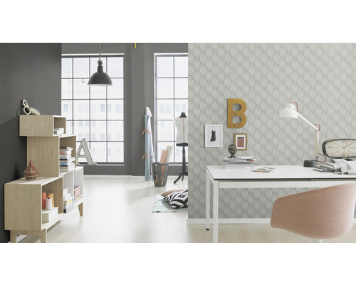 Heller Arbeitsbereich mit Schreibtisch, Stuhl, Regalen und Dekorationsgegenständen vor einem Fenster