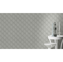 Tapete mit geometrischem Muster und Tisch mit Dekorationsartikeln