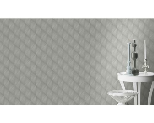 Tapete mit geometrischem Muster und Tisch mit Dekorationsartikeln