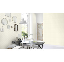 Salon lumineux avec table à manger, miroirs et papier peint à motifs