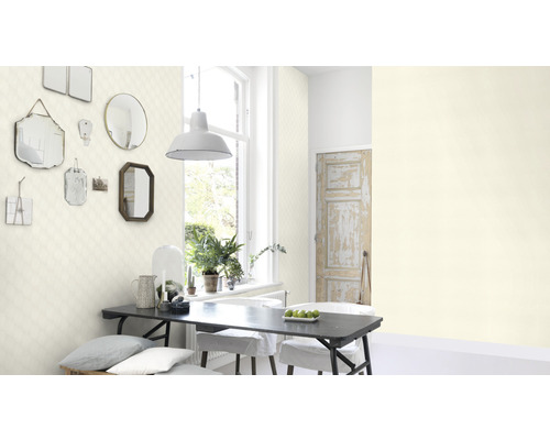 Salon lumineux avec table à manger, miroirs et papier peint à motifs