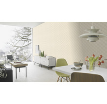 Espace de vie lumineux avec papier peint à motifs, table à manger et meubles de salon.