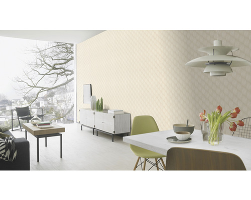 Espace de vie lumineux avec papier peint à motifs, table à manger et meubles de salon.