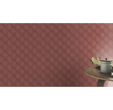 Wand mit geometrischem Tapetenmuster und Tisch mit Dekoration