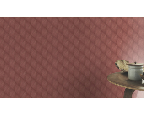 Wand mit geometrischem Tapetenmuster und Tisch mit Dekoration