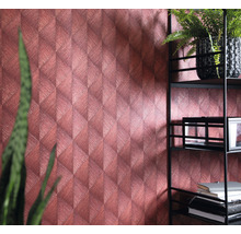 Raumansicht mit gemusterter Tapete und einem schwarzen Regal mit Pflanzen