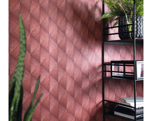 Raumansicht mit gemusterter Tapete und einem schwarzen Regal mit Pflanzen