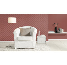 Wohnzimmer mit Sessel, Stehlampe, Wandtapete mit geometrischem Muster und weissem Teppich