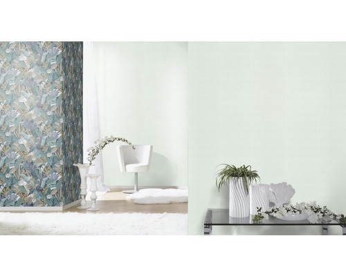 Wohnraum mit gemusterter Tapete, Stuhl und Dekoration