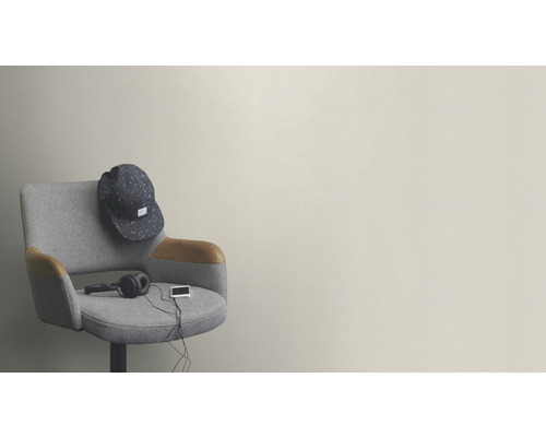 Drehstuhl mit Kappe, Kopfhörern und Abspielgerät