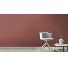 Pièce lumineuse avec chaise et table d''appoint devant un mur