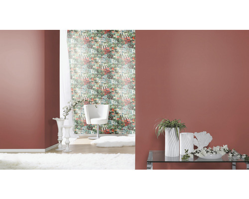 Dekorierter Wohnraum mit gemusterter Tapete, Stuhl und Dekorationsartikeln