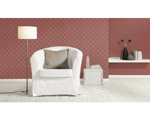 Wohnzimmer mit Sessel, Stehlampe, Wandtapete und Dekoration