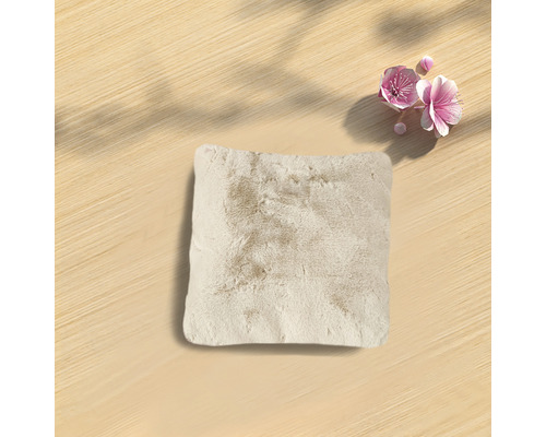 Coussin carré en fourrure sur fond clair