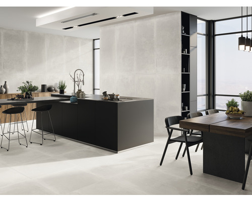 Pièce lumineuse avec îlot de cuisine, coin repas et carreaux muraux