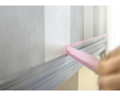 Mur avec moulure décorative protégé par du ruban adhésif pour travaux de peinture