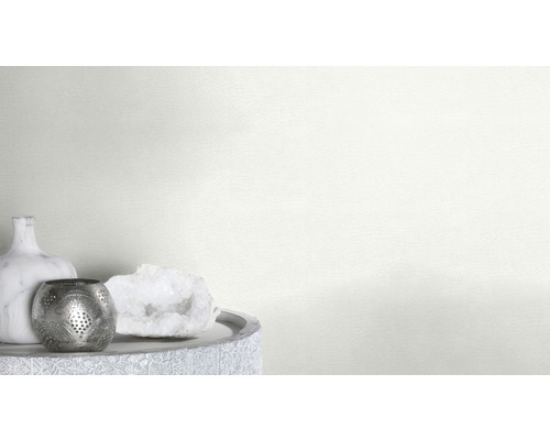 Papier peint clair à fine structure dans un intérieur avec vase et décoration