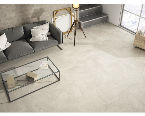 Salon lumineux avec canapé, table et carrelage aspect marbre