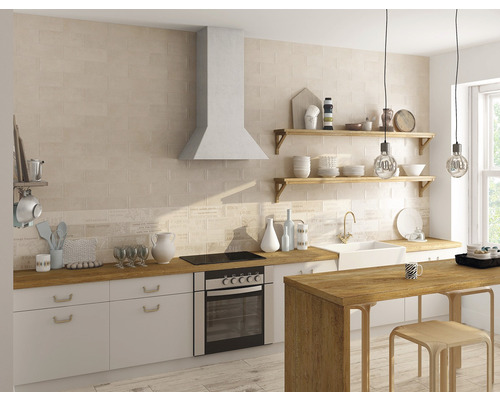 Helle Küche mit Fliesenwand, Dunstabzugshaube, Spüle und Holzelementen