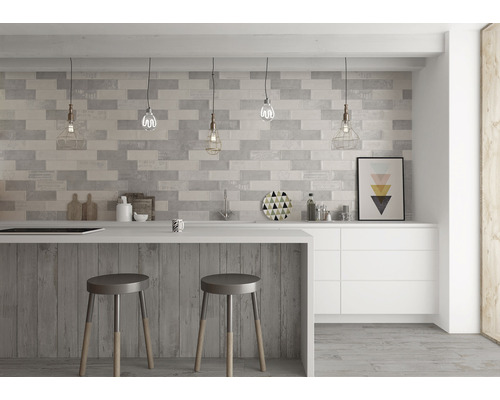 Helle Küche mit Wandfliesen im Backsteindesign, Kücheninsel und Barhockern