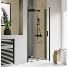 Salle de bains avec cabine de douche, robinetterie de douche et radiateur