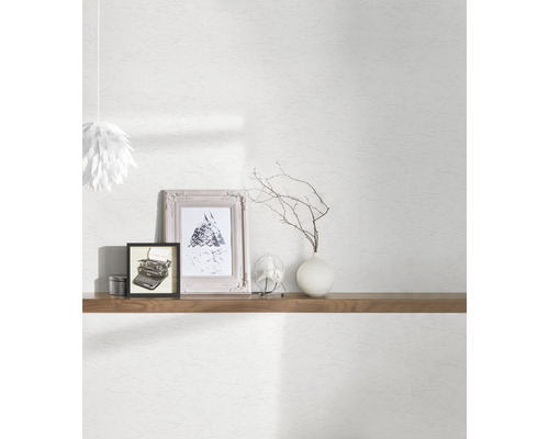 Aménagement intérieur avec papier peint structuré blanc, étagère en bois et décoration