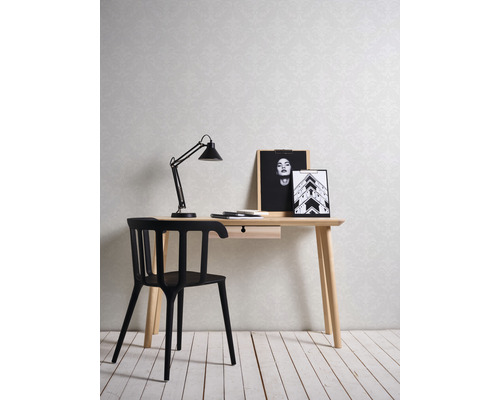 Schreibtisch mit Lampe, Stuhl und Dekoration