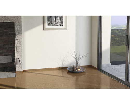 Pièce lumineuse avec sol stratifié, cheminée, décoration et porte coulissante