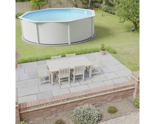 Szene im Garten mit Pool und Gartengarnitur auf einer Terrasse.