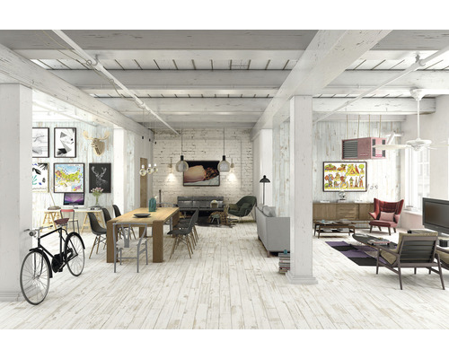 Salon spacieux avec plafond à poutres en bois, parquet et divers meubles