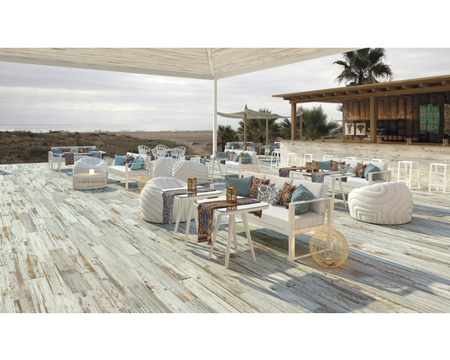 Terrasse avec plancher en bois, mobilier et vue sur la mer pour des moments de détente en plein air