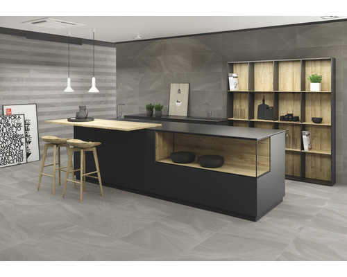 Moderne Küche mit Kücheninsel, Barhockern, Regal und Wandfliesen