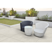 Terrasse avec mobilier de jardin et carreaux en grès cérame