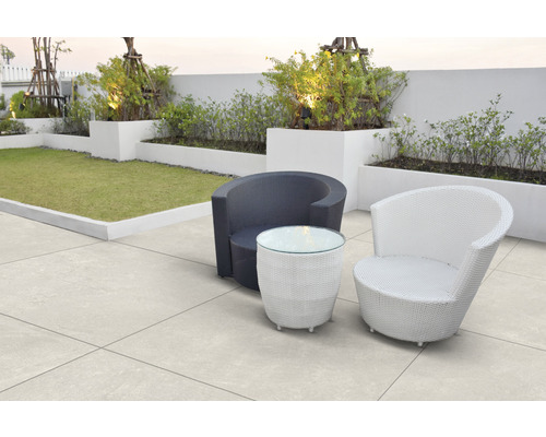 Terrasse avec mobilier de jardin et carreaux en grès cérame