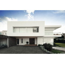 Maison moderne avec façade blanche, allée sombre et garage