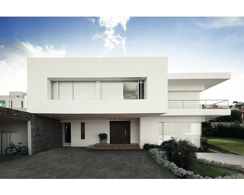 Maison moderne avec façade blanche, allée sombre et garage
