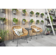 Aménagement de terrasse avec fauteuils en rotin, petite table d''appoint et décoration murale avec pots de fleurs.